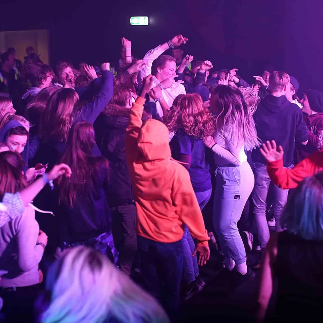 Ungdommer på konsert